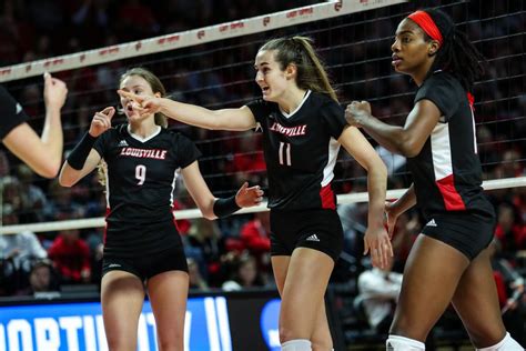 NCAA tournament Sweet 16 updates: No. 2 Texas coasts into .